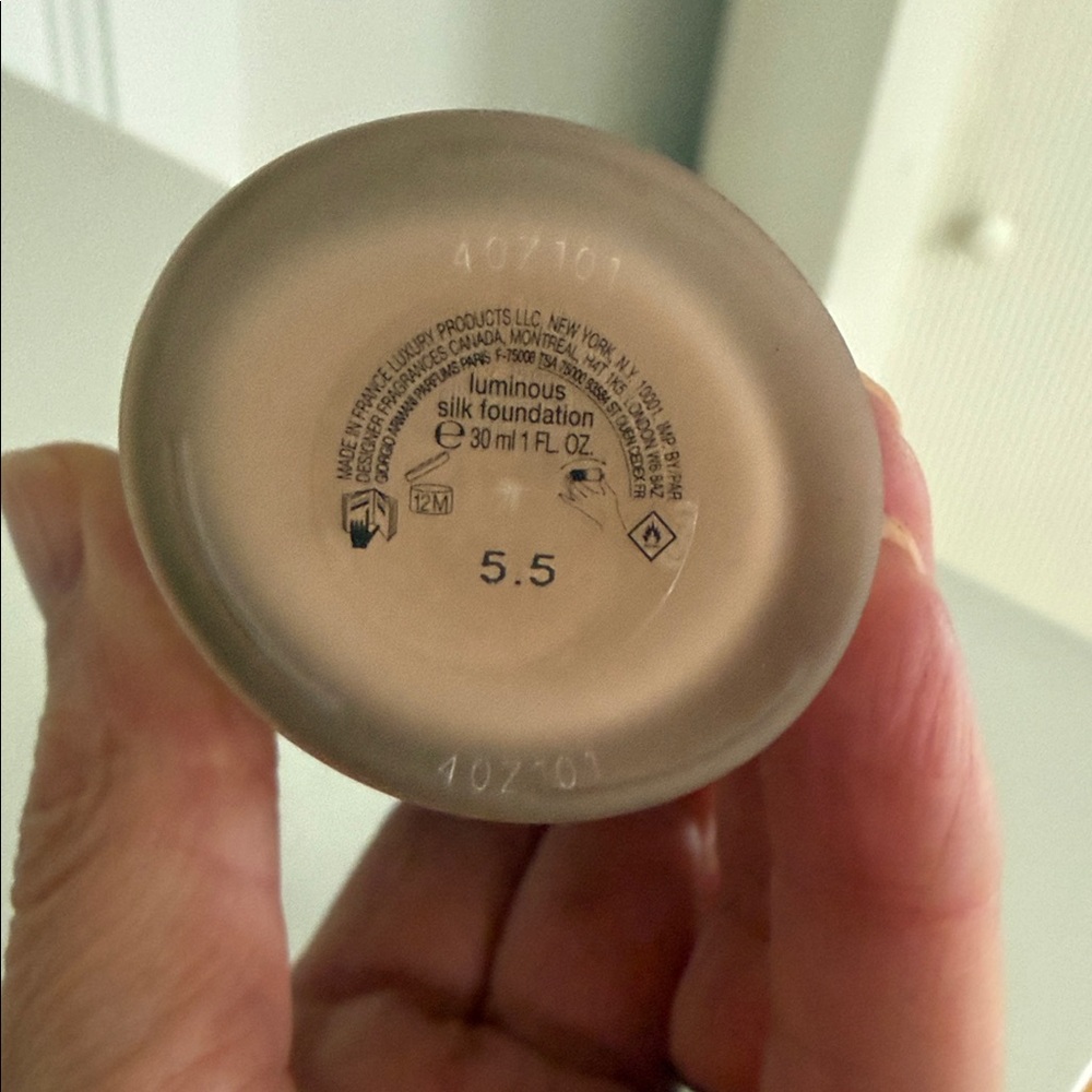 Giorgio Armani Original Formula Luminous Silk Foundation in Shade 5.5 - Picture 2 of 5